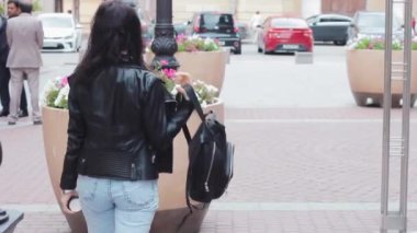 Genç ve güzel bir kadın dans ediyor. Sokak müziğinin tadını çıkarıyor.