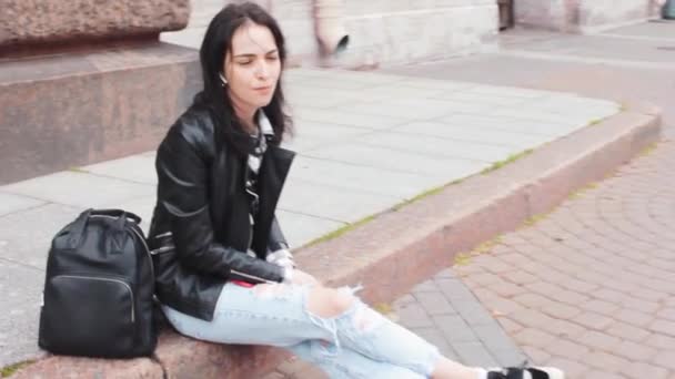 Young Attractive Girl Fooling Sitting Curb Smile Street — Stock Video