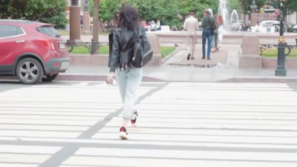 Jovem Bela Mulher Cruzando Estrada Diversão Dança Desfrutar Positivo — Vídeo de Stock