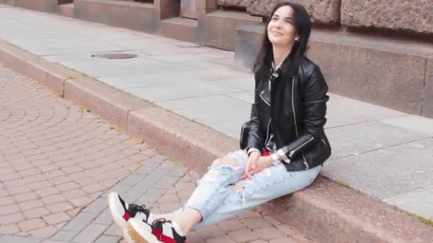 Joven Atractiva Chica Engañando Alrededor Sentado Calle Bordillo — Vídeo de stock