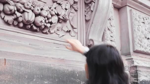 Ελκυστική Γυναίκα Ανεβαίνει Στην Πρόσοψη Του Κτιρίου Αστειεύεται Ευτυχισμένη — Αρχείο Βίντεο