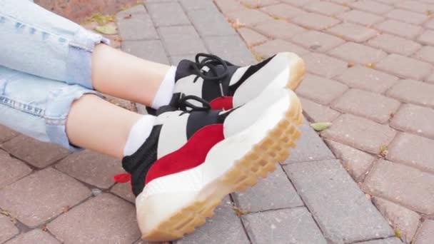 Jong Aantrekkelijk Meisje Benen Sneakers Gek Rond Zitten Stoeprand Glimlach — Stockvideo