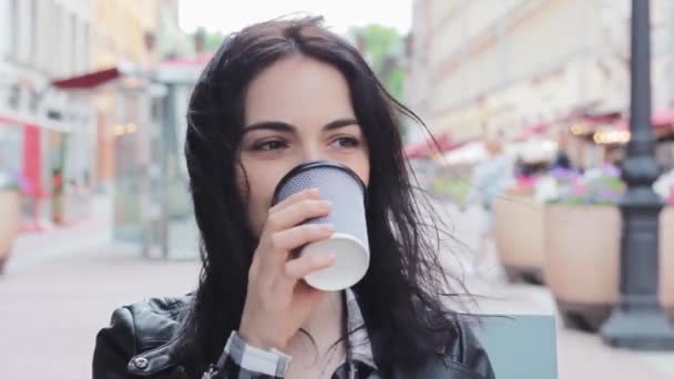 Jovem Mulher Bonita Beber Café Sorrir Rua Cabelo Estilo Vento — Vídeo de Stock