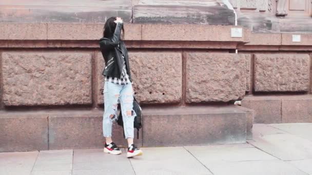 Attrayant Fille Dansant Batifolant Autour Dans Rue Heureux — Video