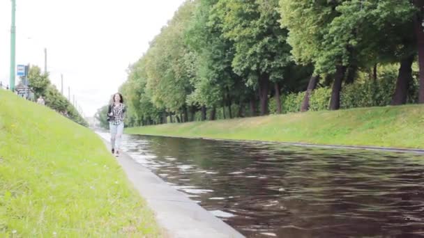 Jong Mooi Gelukkig Modieus Vrouw Lopen Waterkant Actie — Stockvideo