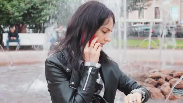 Jong Mooi Meisje Praten Mobiele Telefoon Buurt Van Fontein — Stockvideo
