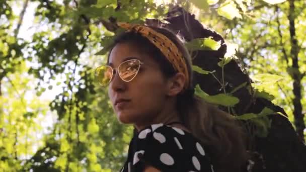 Gadis Fashion Hipster Merenung Bawah Sinar Matahari Taman Rileks — Stok Video