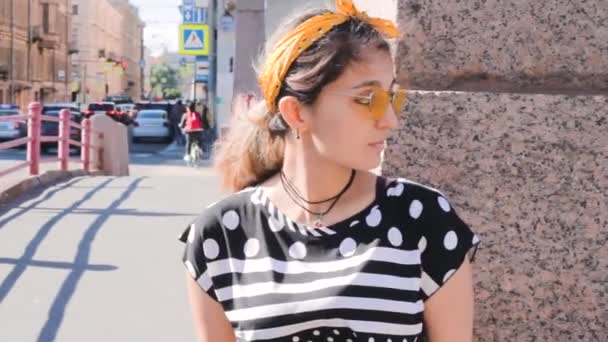 Ragazza Moda Hipster Riflessivo Piedi Sul Ponte Stile Vita Città — Video Stock