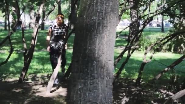 Módní hipster dívka procházky v parku mezi stromy — Stock video