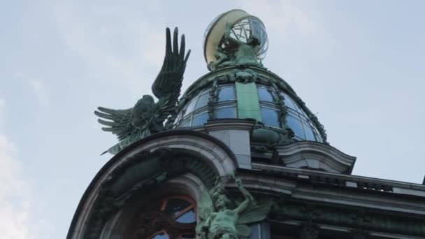 歌手ハウスサンクトペテルブルクファサードは浅浮き彫りの世界の装飾です — ストック動画