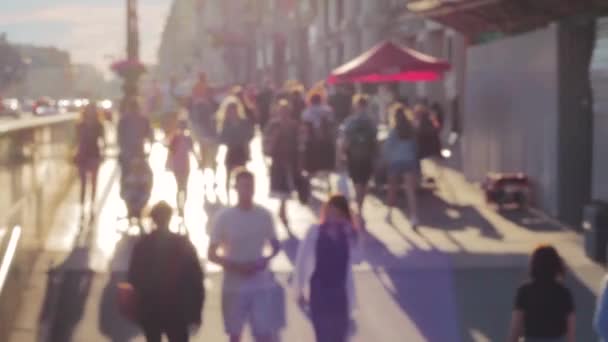 Толпа Людей Улице Размывает Движение Заката — стоковое видео