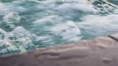 Cyan aqua üzerinde berrak mavi su basıncı kabarcıkları