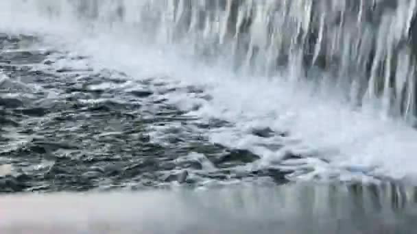 瀑布式喷泉及喷雾滴落黑色花岗岩设计图面 — 图库视频影像