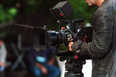 Operatör filmi profesyonel bir sinema kamerası multimedya prodüksiyonunda yapıyor.