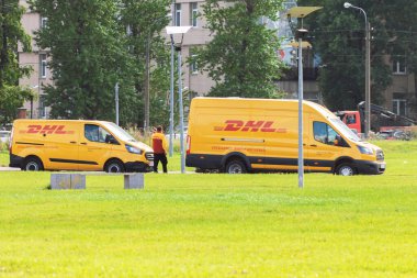 Saint-Petersburg, Rusya-13.08.2020 araba nakliye hizmeti taşımacılığı sarı