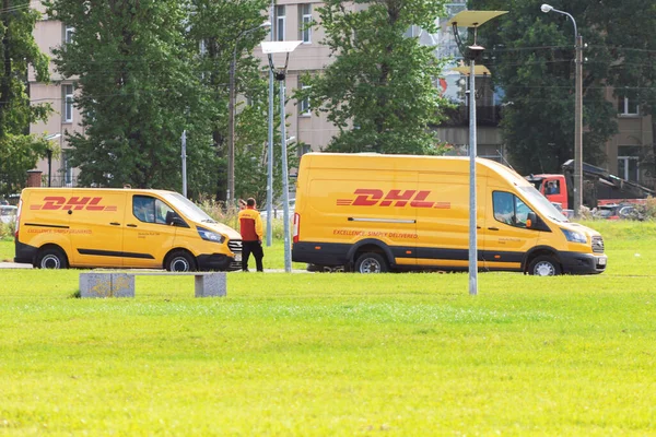 Saint Petersburg Rússia 2020 Carro Dhl Transporte Serviço Entrega Transporte — Fotografia de Stock