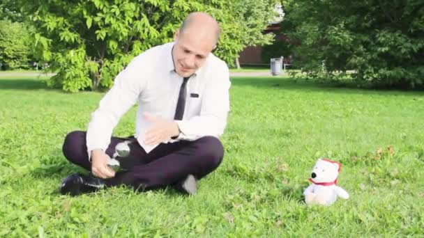 Man leksak björn affärsman ensamhet ledsen stilig håller i händerna — Stockvideo