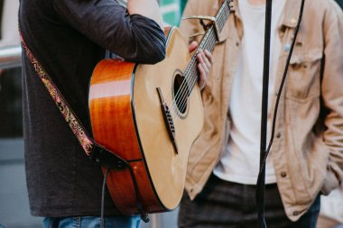 Sokak gitaristi gitar telleri ahşap melodiler enstrüman sesi