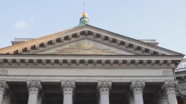 Mason Piramidi tabelası bina cephesi tarih sembolü katedralinde
