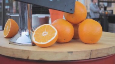 Lokantanın açık terasında aperol buzu hazırlayan bir parti.