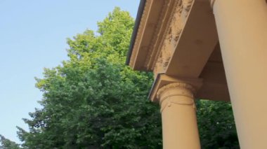 Parkın mimari tarzı giriş ağaçlarındaki propila sütunları