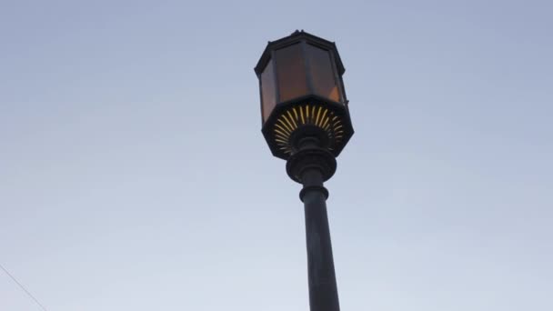 Lanterna laranja é um vintage pôr do sol noite céu movimento — Vídeo de Stock