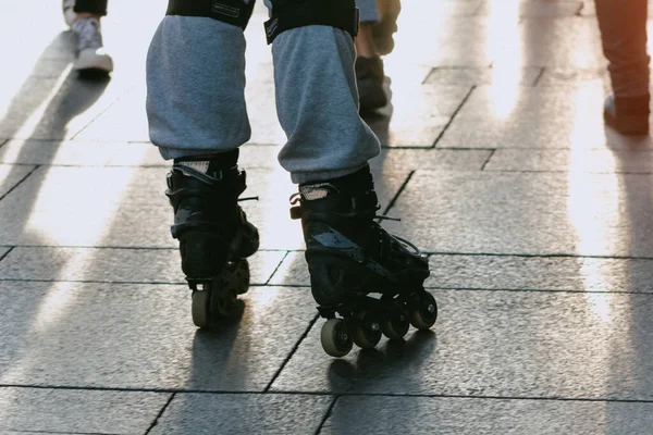 Rolschaatsen Stoep Spijkeren Tussen Mensen Levensstijl Actief — Stockfoto