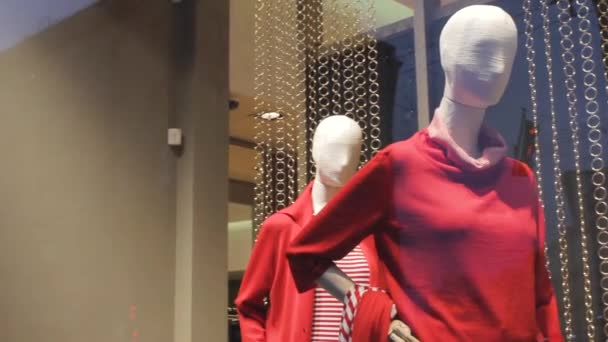 Showcase Manekinami Moda Styl Czerwony Kolor Sprzedaż Butik Design — Wideo stockowe