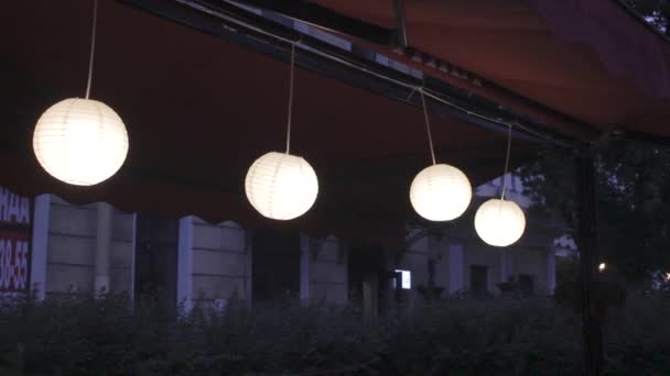 Lámparas Esféricas Terraza Cafetería Colgando Decoración Del Viento — Vídeos de Stock