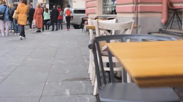 城市街上的露台咖啡馆广场上人山人海的建筑风格 — 图库视频影像