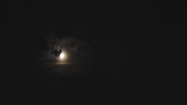 月は黒い曇り空に輝く不気味な月の風景ホラー — ストック動画