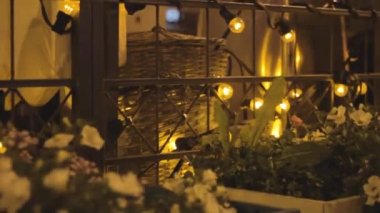Kafe yakma dekorunun verandasındaki ısıtıcı şöminesi.