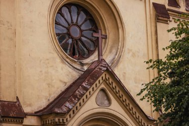 Eski kilise katedralinin ön cephesi Roma mimari tarzı bir bina.