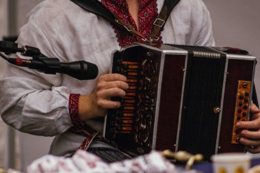 Etnik festival performans klasiklerinde bayan mızıka çalıyor.