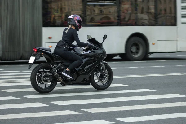 Attraktive Motorradfahrerin Rast Mit Tempo Durch Die Stadt — Stockfoto