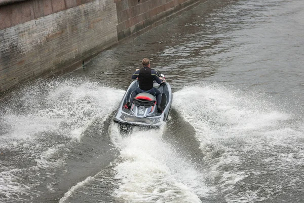 Uomo Taglia Onde Una Moto Acqua Spruzzata Estrema Velocità — Foto Stock