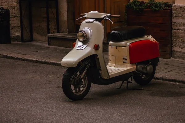 Retro scooter 'ı Cafe Vintage Kent Klasik Sokak' ın önüne park etmiş.
