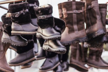 Kürk deri botlar sonbaharda alışveriş yapmak için rahat.