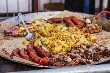 Barbekü festivali, sosis, patates, martı, açık hava ızgarası.