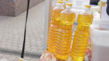 Ev yapımı ayçiçeği yağı. Doğal, sağlıklı, saf, taze, altın aromalı.