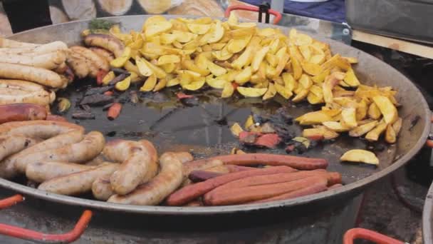 烧烤节食品腊肠土豆肉制品Marmite户外烧烤 — 图库视频影像