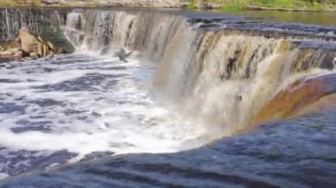 Şelaleden düşen su fıskiyeleri. Doğal tazelik.