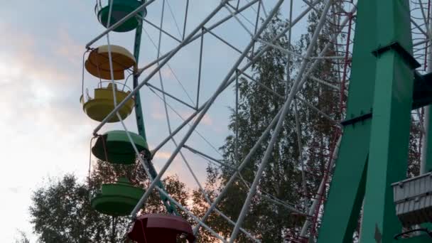 Ferris Wiel Attractie Bij Zonsondergang Hemel Wolken Carrousel — Stockvideo