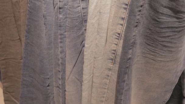 Jeans Een Hanger Winkel Mode Katoen Wasserij Casual Collectie — Stockvideo
