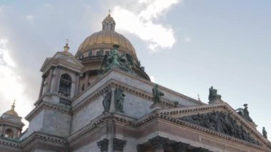 Saint Isaac Katedrali heykeli ve yüzen bulutlar Avrupa mimarisi