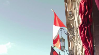 İtalyan bayrağı ve klasik fener Avrupa mimarisi antik kasaba kültürü
