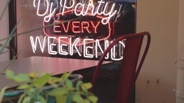 Leuchtreklame Fenster Des Cafés Party Wochenende Farbe — Stockvideo