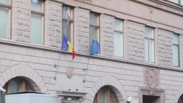 Σημαία Ρουμανίας Και Σημαία Ευρωπαϊκής Ένωσης — Αρχείο Βίντεο