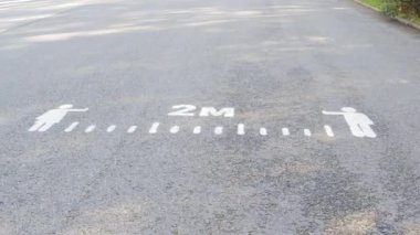 Asfalt kaplama virüsünün iki metre park salgını mesafesini gösteriyor.