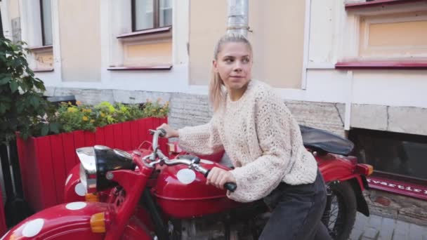 Atrakcyjny Młody Dziewczyna Sexy Siedzi Jazda Czerwony Motocykl Przygoda Glamour — Wideo stockowe